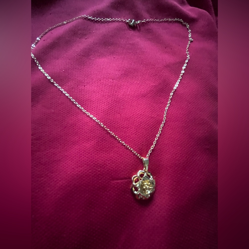 18k Gold Plated Flower Pendant Necklace NWT - Picture 5 of 5